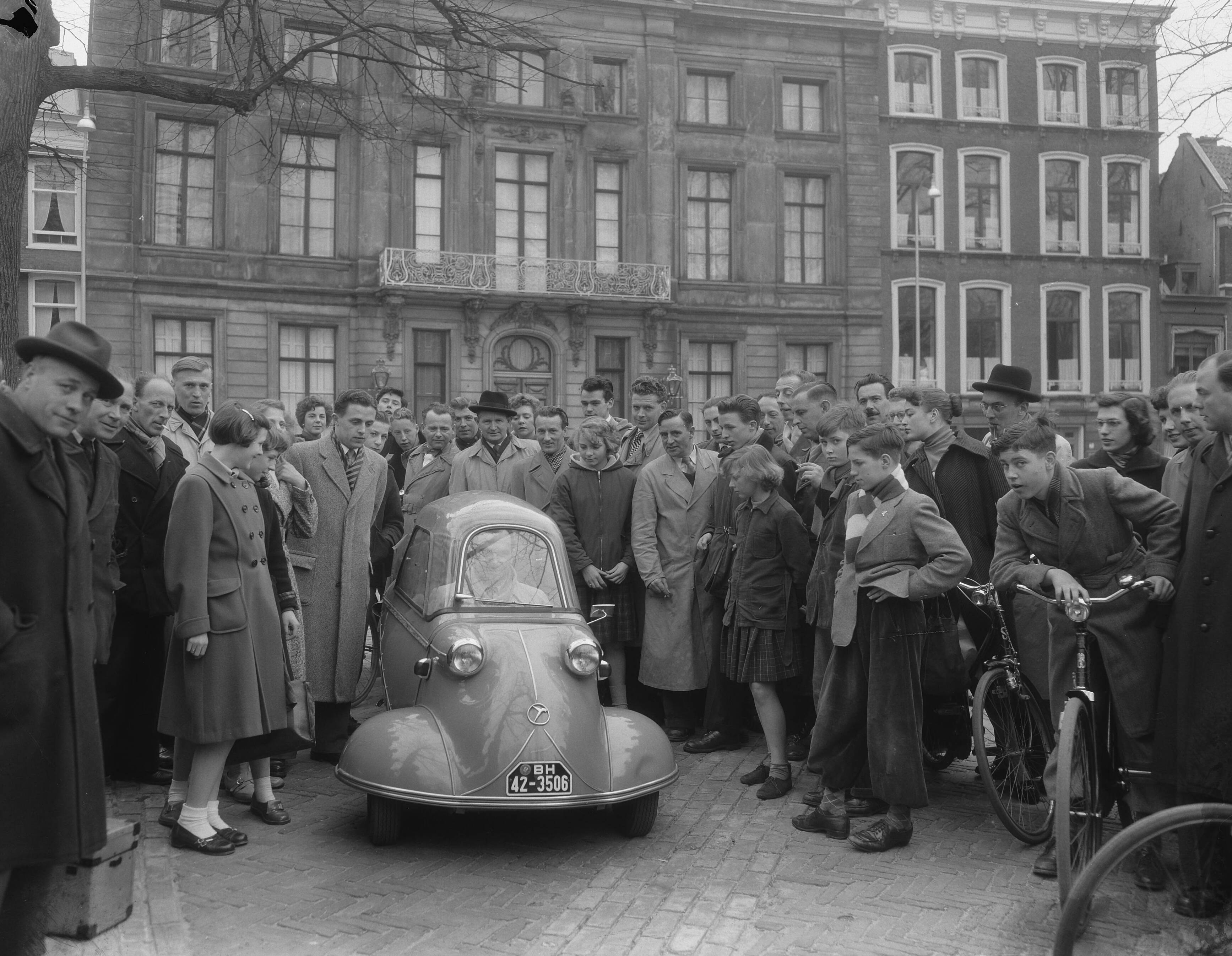Fotocollectie Anefo — Nieuw Duits autootje Messerschmitt Kabinenroller in Den Haag — Foto: Duinen, G.W. van / Anefo. Licentie: Set B: Rechtenvrij / Publiek Domein. Bron: Nationaal Archief. http://hdl.handle.net/10648/a91fe88c-d0b4-102d-bcf8-003048976d84