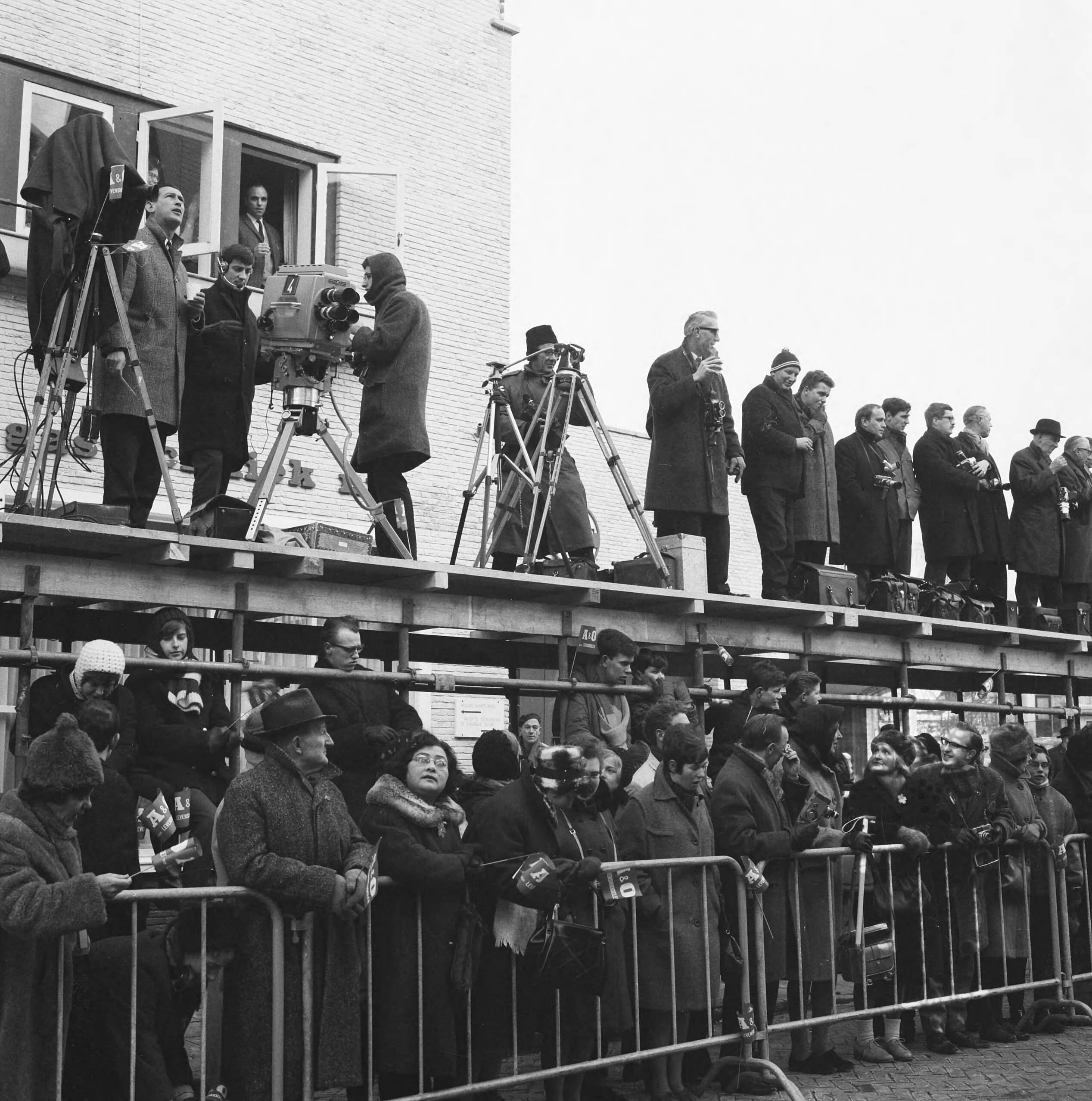 Ondertrouw prinses Beatrix en Claus von Amsberg — Ondertrouw prinses Beatrix en Claus in Baarn, de pers op platform bij het gemeentehuis — Foto: Combinatie 6 / Anefo. Licentie: Set B: Rechtenvrij / Publiek Domein. Bron: Nationaal Archief. http://hdl.handle.net/10648/aadb054e-d0b4-102d-bcf8-003048976d84