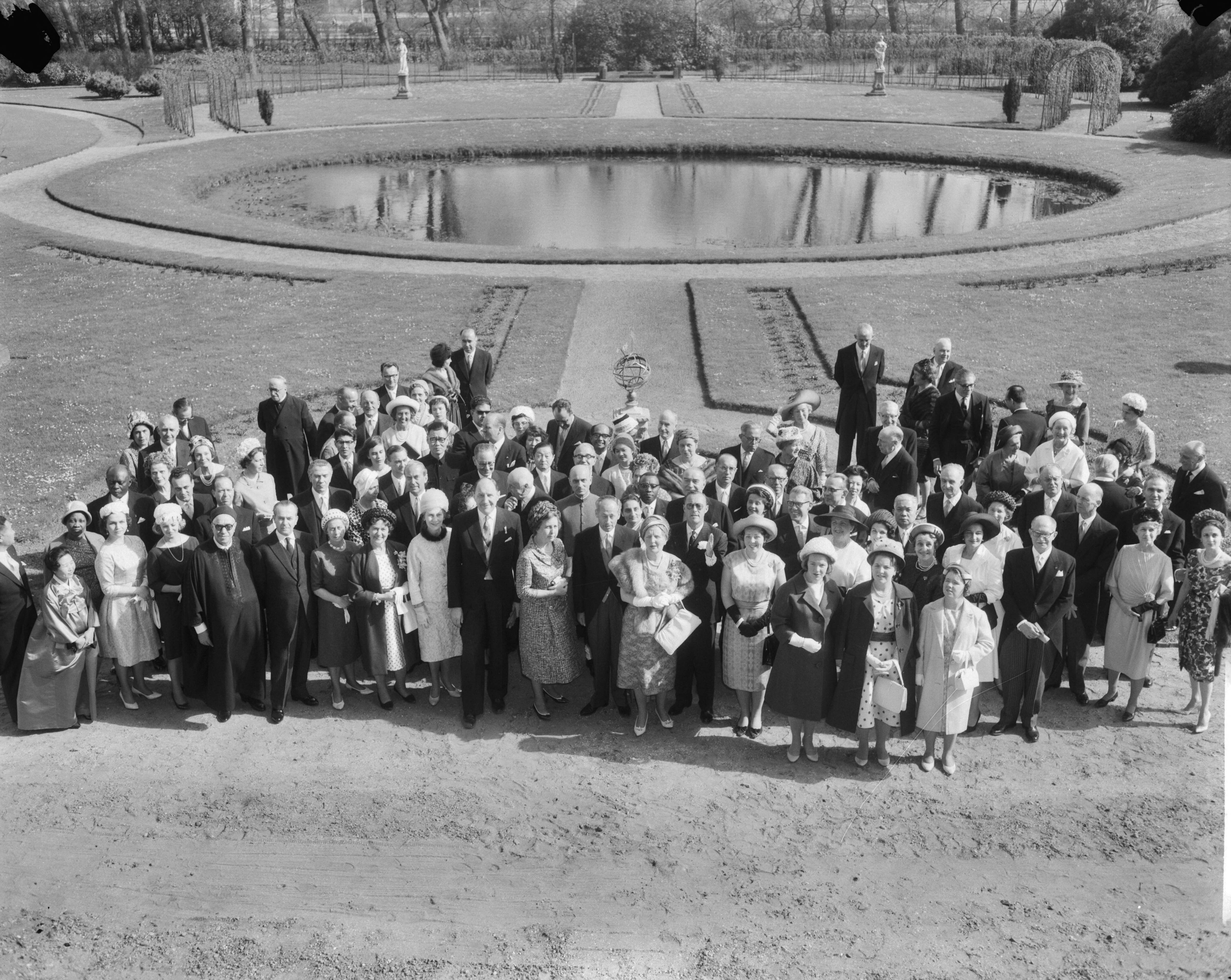 Fotocollectie Anefo — Koninklijk bezoek aan Den Haag — Foto: Bilsen, Joop van / Anefo. Licentie: Set B: Rechtenvrij / Publiek Domein. Bron: Nationaal Archief. http://hdl.handle.net/10648/aa0798bc-d0b4-102d-bcf8-003048976d84