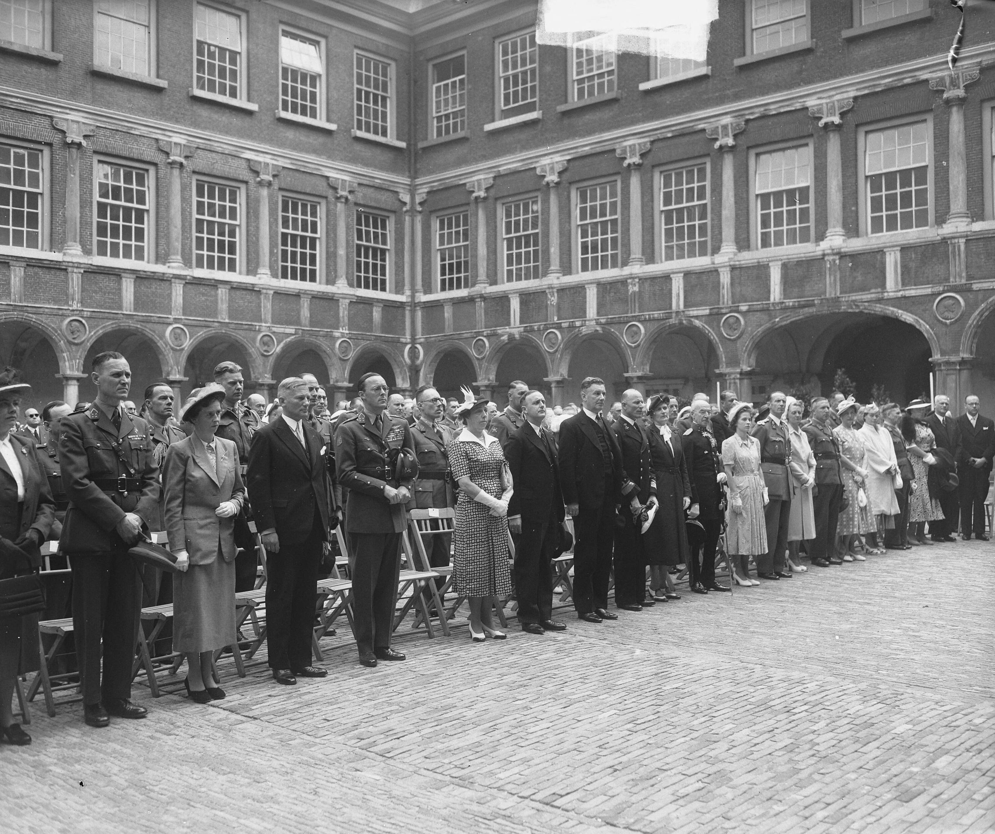 Fotocollectie Anefo — Heropening KMA te Breda in aanwezigheid van prins Bernhard. Prins Bernhard en genodigden op de binnenplaats. Links naast de prins minister van Oorlog, W.F. Schokking die de heropening verrichte — Foto: Merk, Ben / Anefo. Licentie: Set B: Rechtenvrij / Publiek Domein. Bron: Nationaal Archief. http://hdl.handle.net/10648/a8cae8a0-d0b4-102d-bcf8-003048976d84