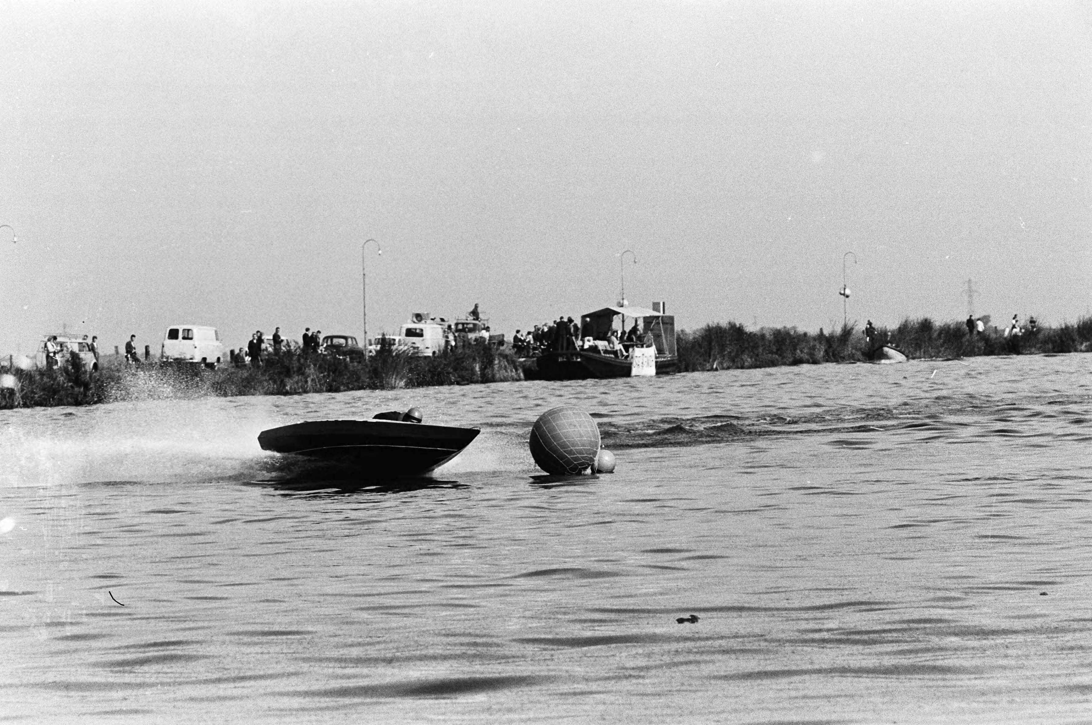 Fotocollectie Anefo — Europese kampioenschappen speedbootraces op het Noorder Buiten Spaarne te Haarlem. Een boot rond een boei — Foto: Pot, Harry / Anefo. Licentie: Set B: Rechtenvrij / Publiek Domein. Bron: Nationaal Archief. http://hdl.handle.net/10648/aa45738a-d0b4-102d-bcf8-003048976d84