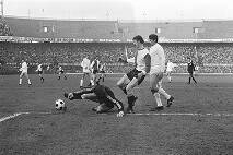 Feyenoord tegen NEC 5-1, Posthumus (midden) in duel met keeper De Bree