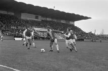 MVV tegen Feyenoord 0-2, Posthumus (midden) in actie