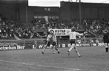 FC Amsterdam tegen NEC 0-3, Hans Posthumus brengt stand op 2-0, Hans Posthumus (r) wordt omhelsd door Marijnissen