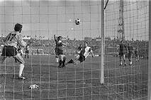 FC Utrecht tegen Feyenoord 0-0, Laseroms (r) en Posthumus voor leeg doel