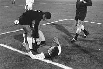 Feyenoord tegen Benfica 1-0, kwartfinale Europacup I; Posthumus ligt geblesseerd op de grond